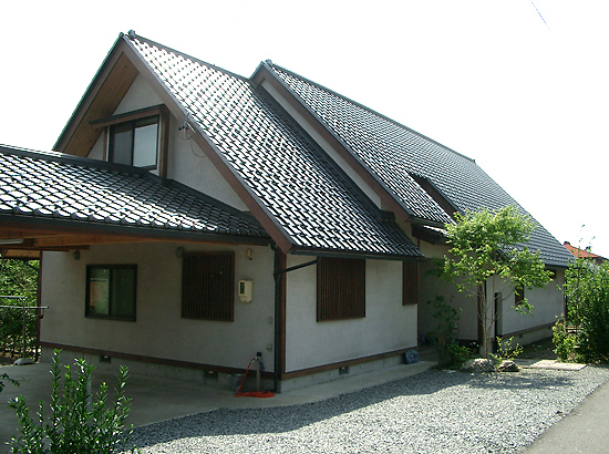 大屋根造りの 京町風な 自然素材の家